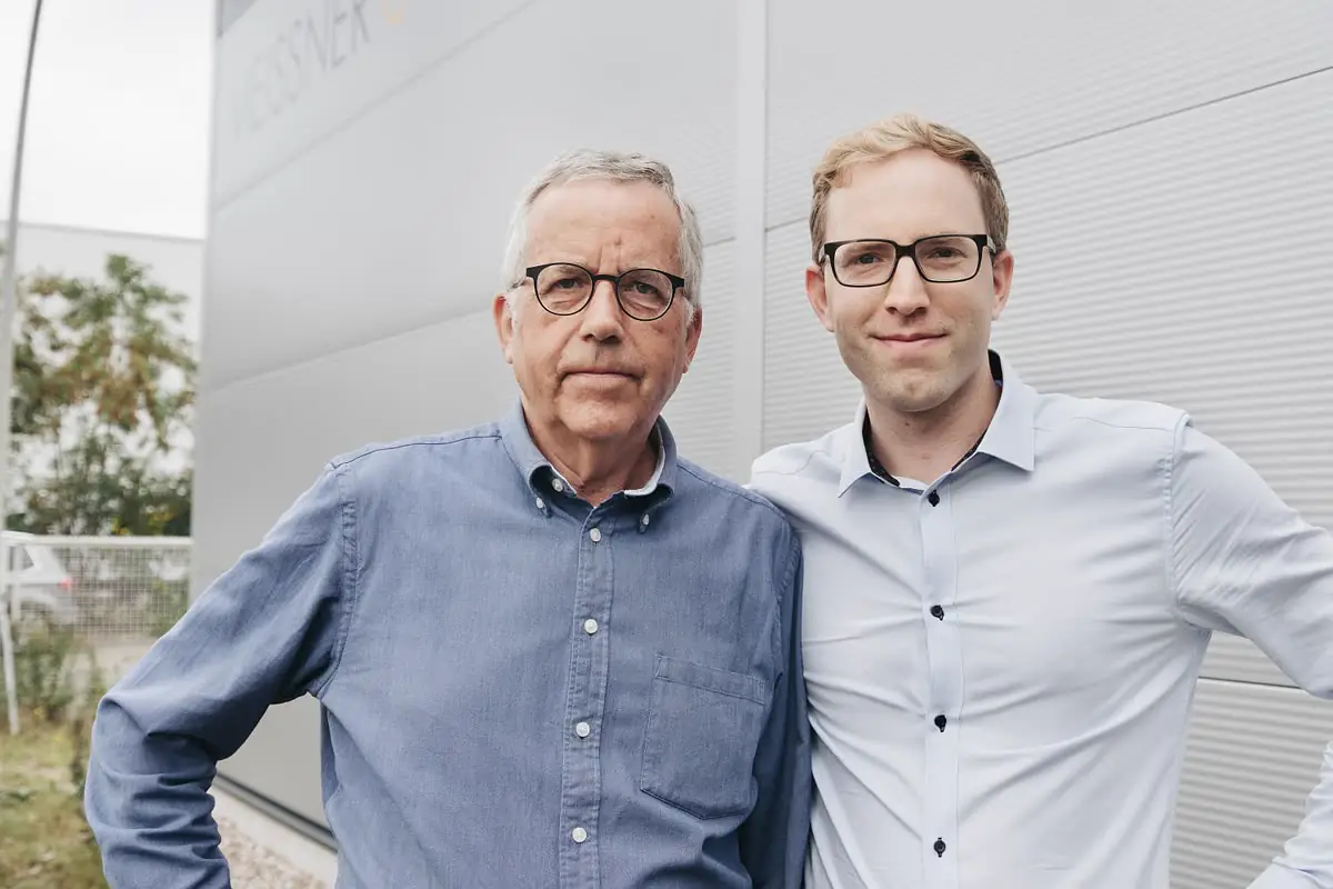 Bruno und Nikolaus Meißner vor der Halle in Halstenbek