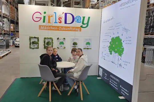 Schülerinnen bauen am Girls’ Day einen eigenen kleinen Messestand